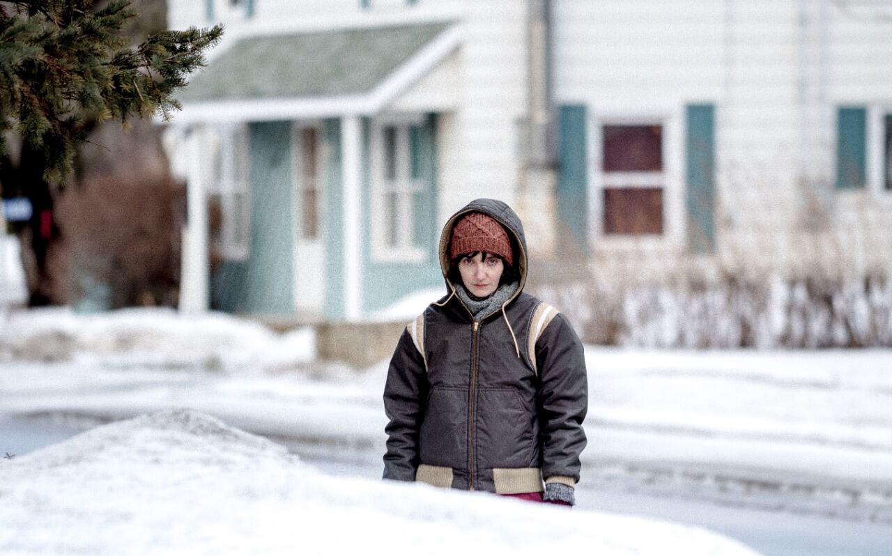 El film de Côté transcurre en gran parte en exteriores grises, siempre nevados, el paisaje desolador de un pequeñísimo pueblo de la provincia de Quebec.