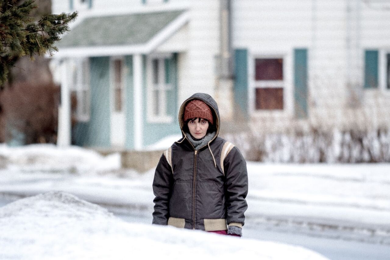 El film de Côté transcurre en gran parte en exteriores grises, siempre nevados, el paisaje desolador de un pequeñísimo pueblo de la provincia de Quebec.