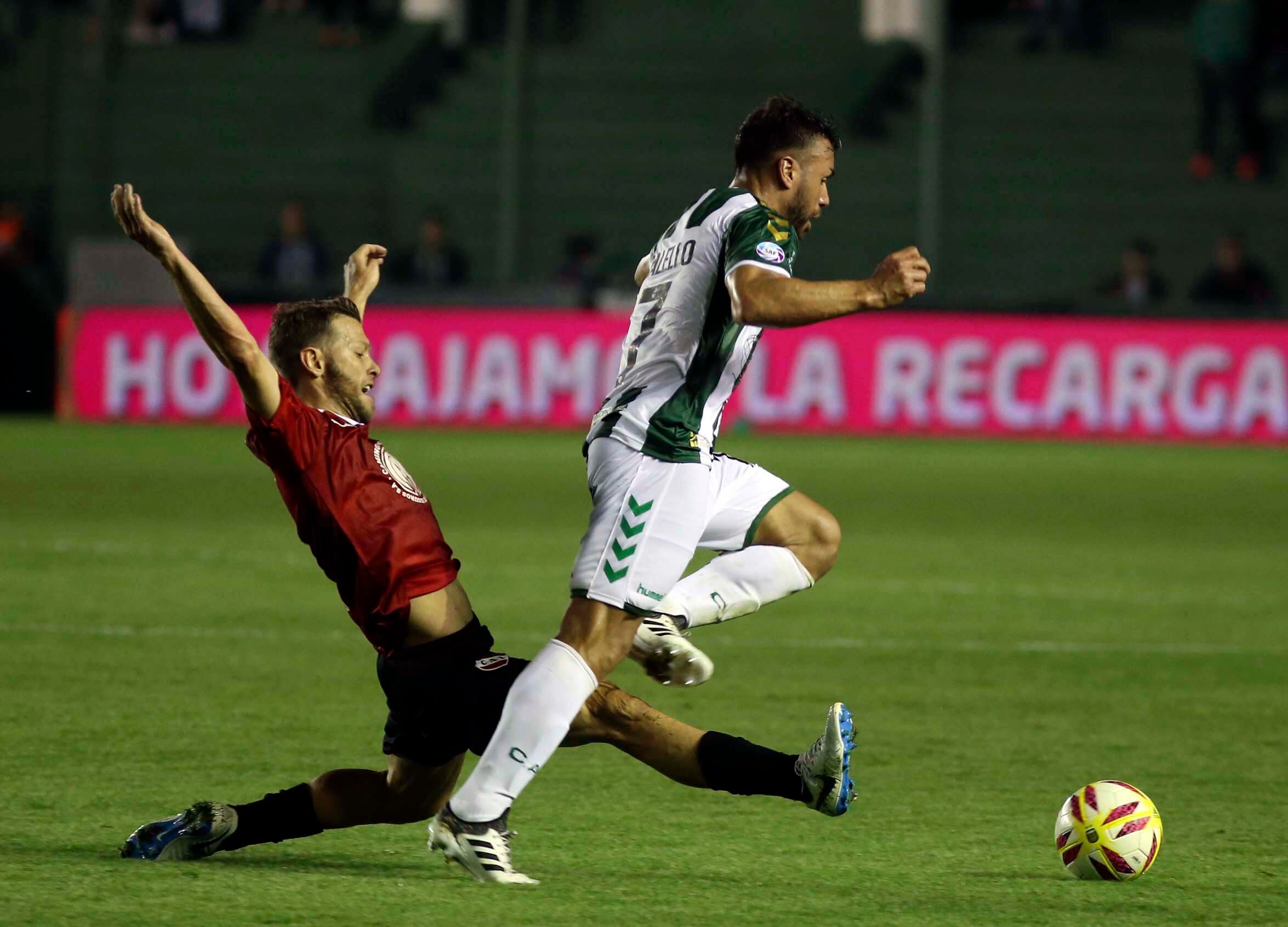 Lucha entre los volantes centrales: Adrián Calello logra superar la marca de Nicolás Domingo.