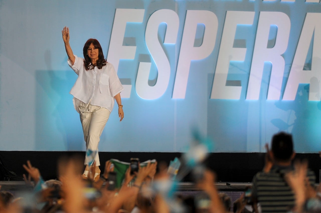 CFK saluda a una multitud