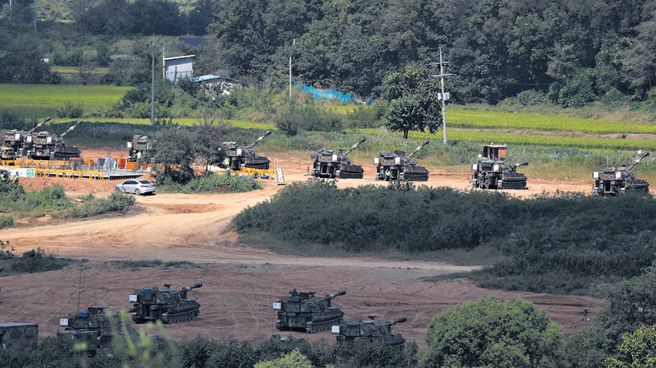 Ejercicios militares surcoreanos ante un hipotético ataque norcoreano, ayer cera de la zona desmilitarizada.