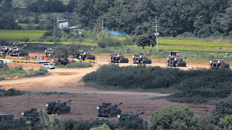 Ejercicios militares surcoreanos ante un hipotético ataque norcoreano, ayer cera de la zona desmilitarizada.