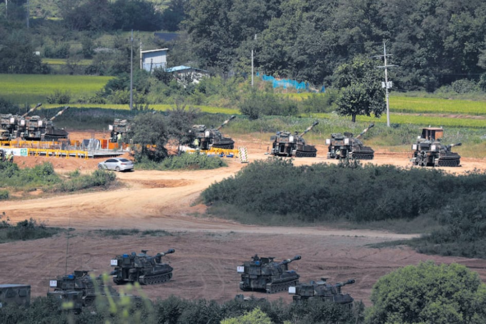 Ejercicios militares surcoreanos ante un hipotético ataque norcoreano, ayer cera de la zona desmilitarizada.