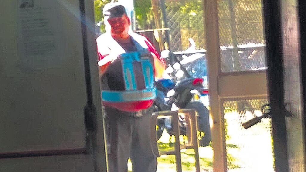 Uno de los policías que requirieron información ayer en las escuelas de Retiro.