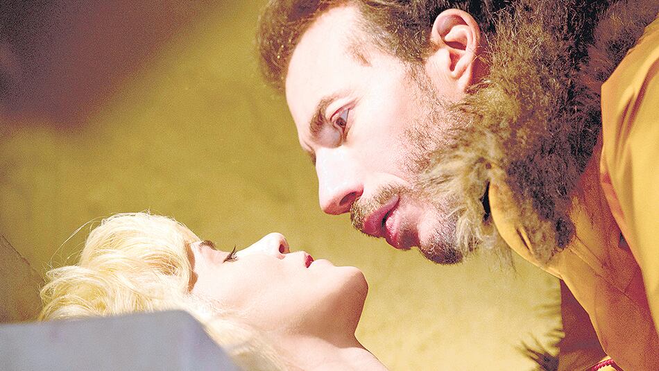 La serie dirigida por Anahí Berneri parece haberse concebido bajo una máxima: ante la duda, el exceso.