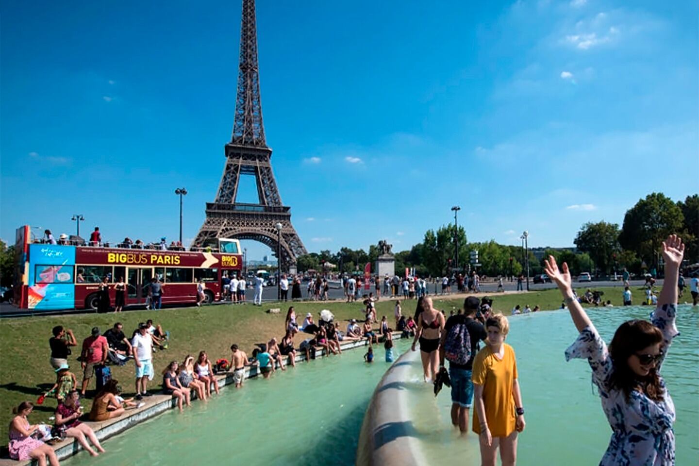 La Torre Eiffel y una postal del calor parisino.
