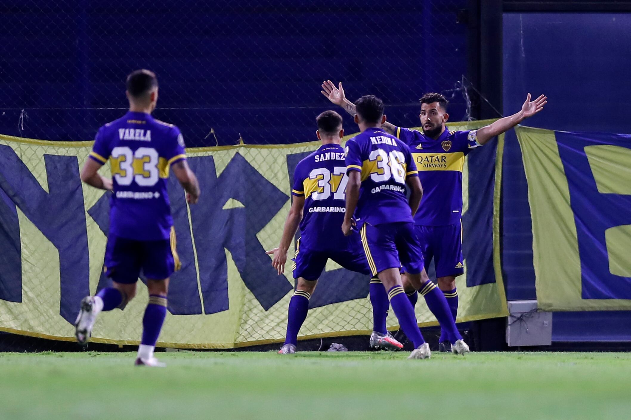 Los jugadores de Boca se acercan para saludar a Tevez, autor del primer gol