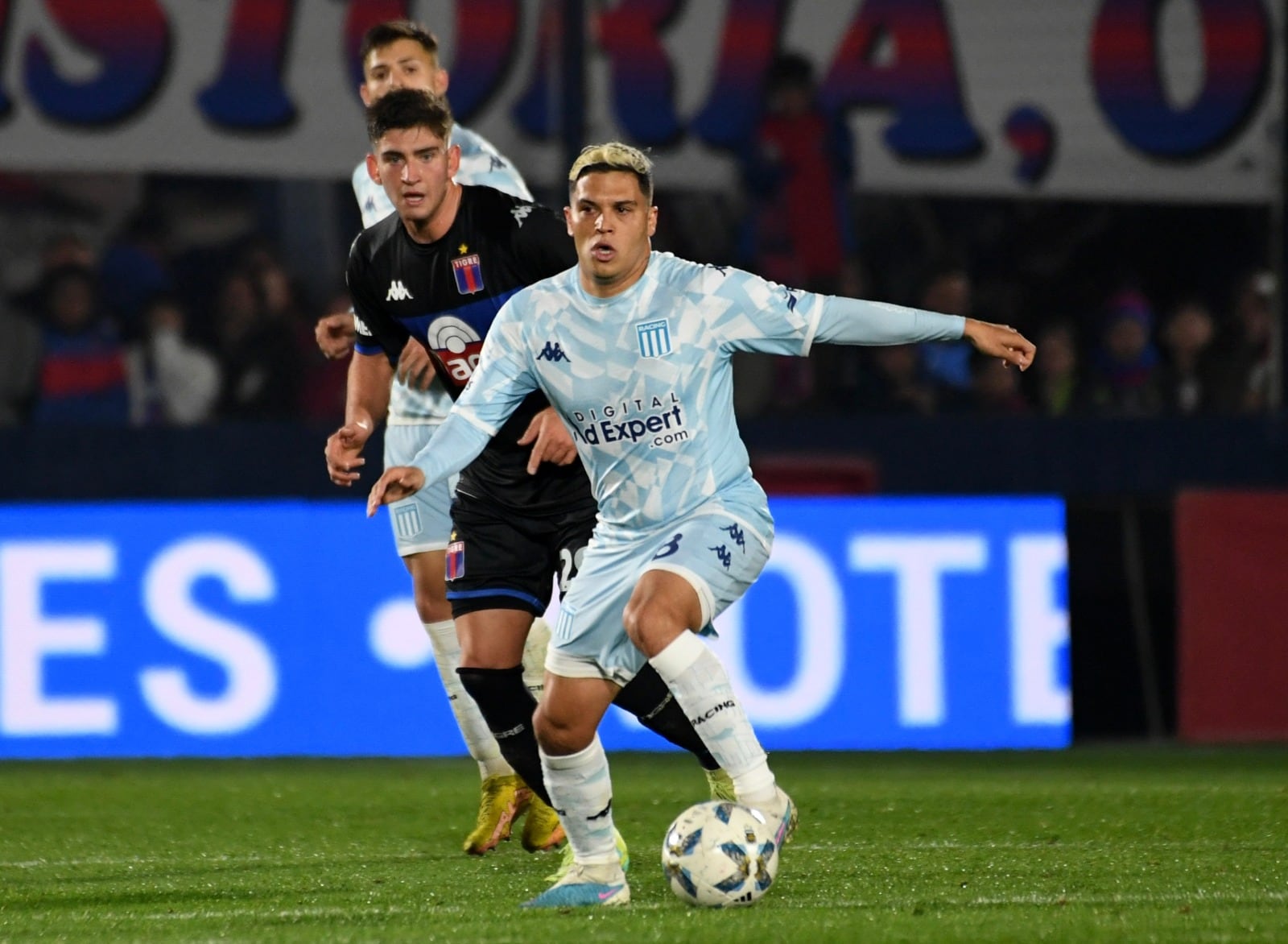 Juanfer Quintero viene de meter un gol y una asistencia en el triunfo de Racing ante Tigre.