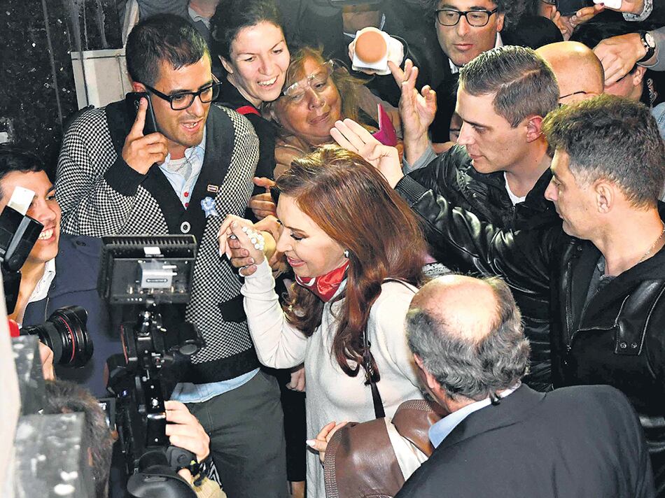 La ex presidenta Cristina Kirchner recibió ayer a los intendentes en el Instituto Patria.