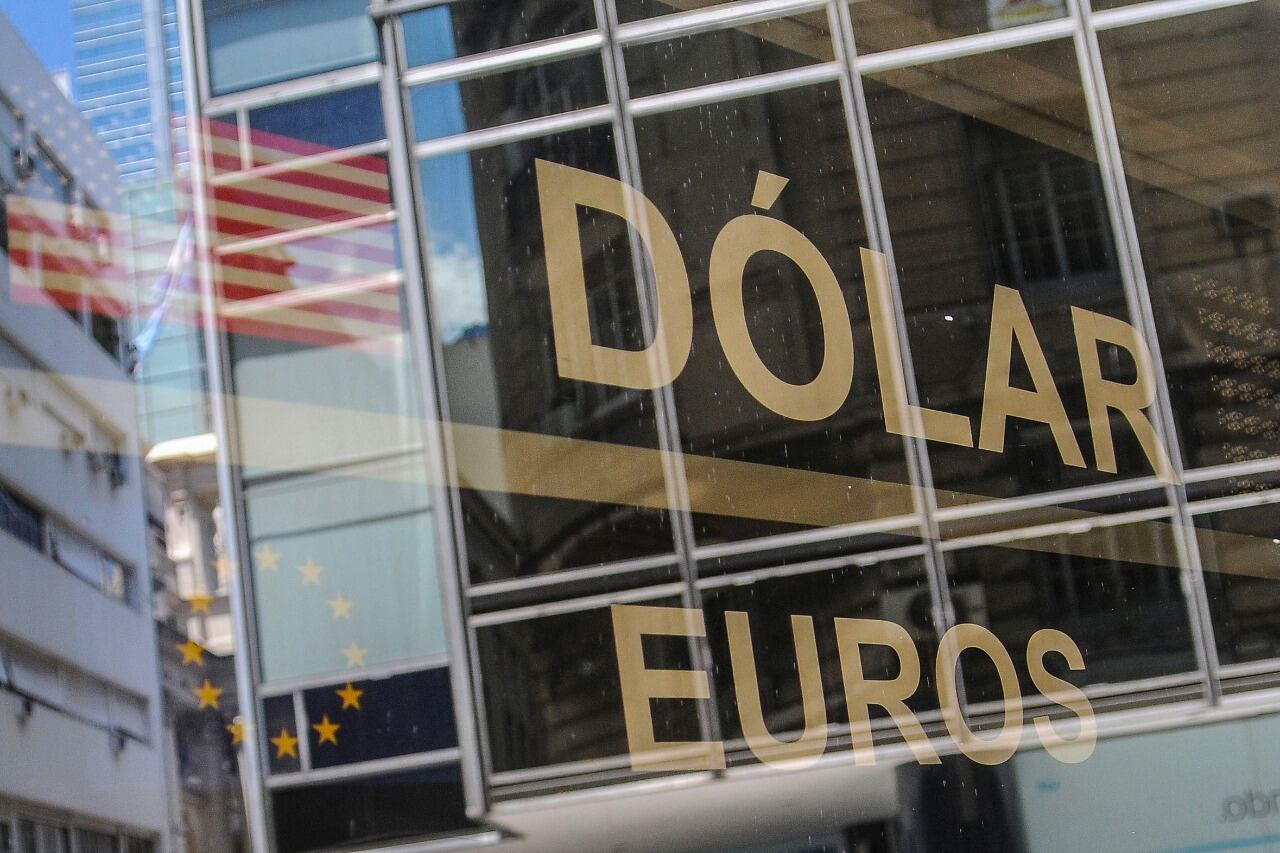 El contado con liquidación terminó en 158,47 pesos y subió 0,3 por ciento. El dólar blue marcó este lunes una suba de 1 peso y se ubicó en 152 pesos.