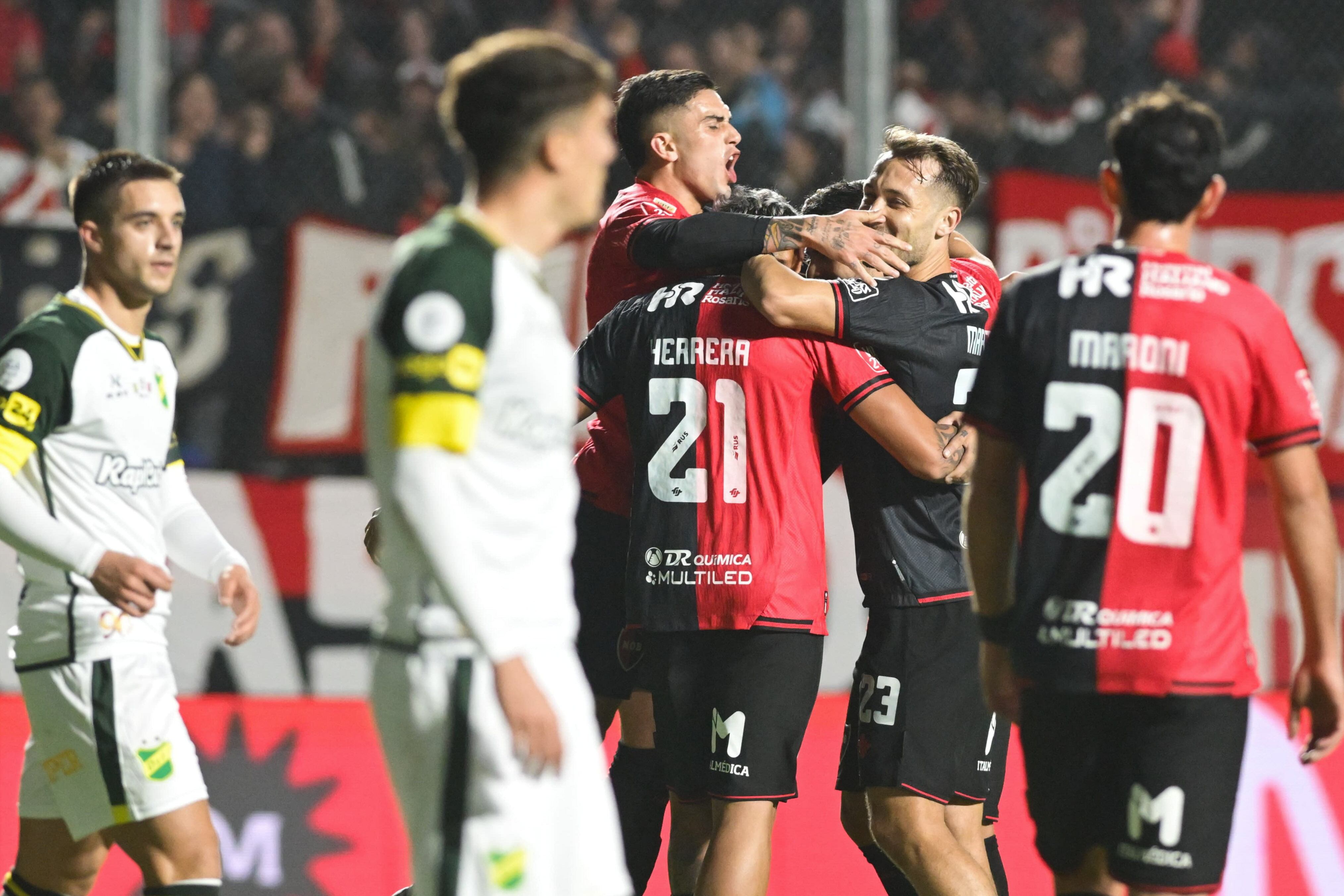 Newell's festeja el primer gol de la noche