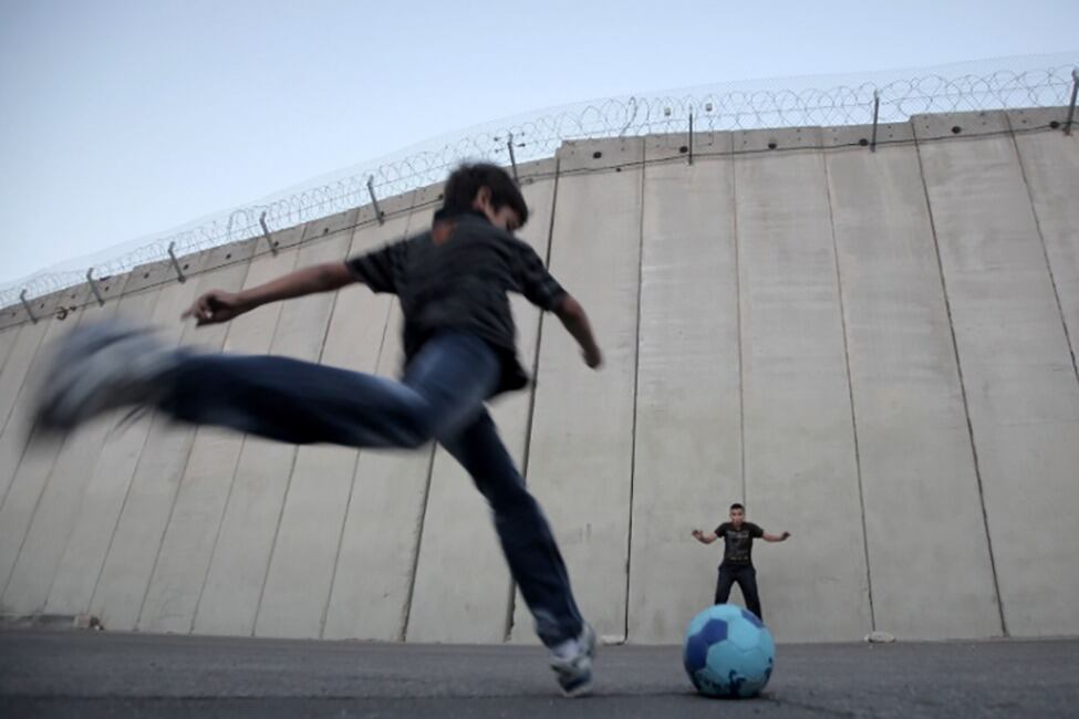 Los chicos juegan con un pelota en Cisjordania