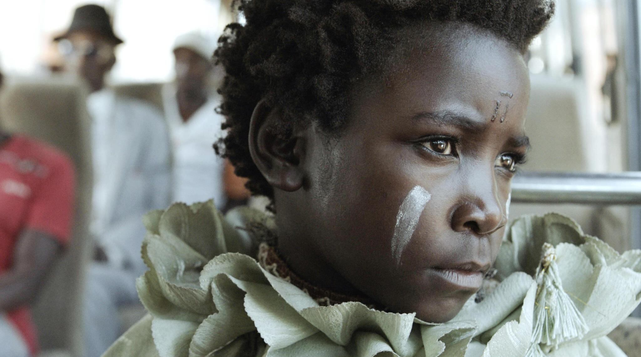 El rostro de la protagonista, Maggie Mulubwa, frecuentemente fotografiado en primeros planos, hace saber el malestar que no se anima a exteriorizar.