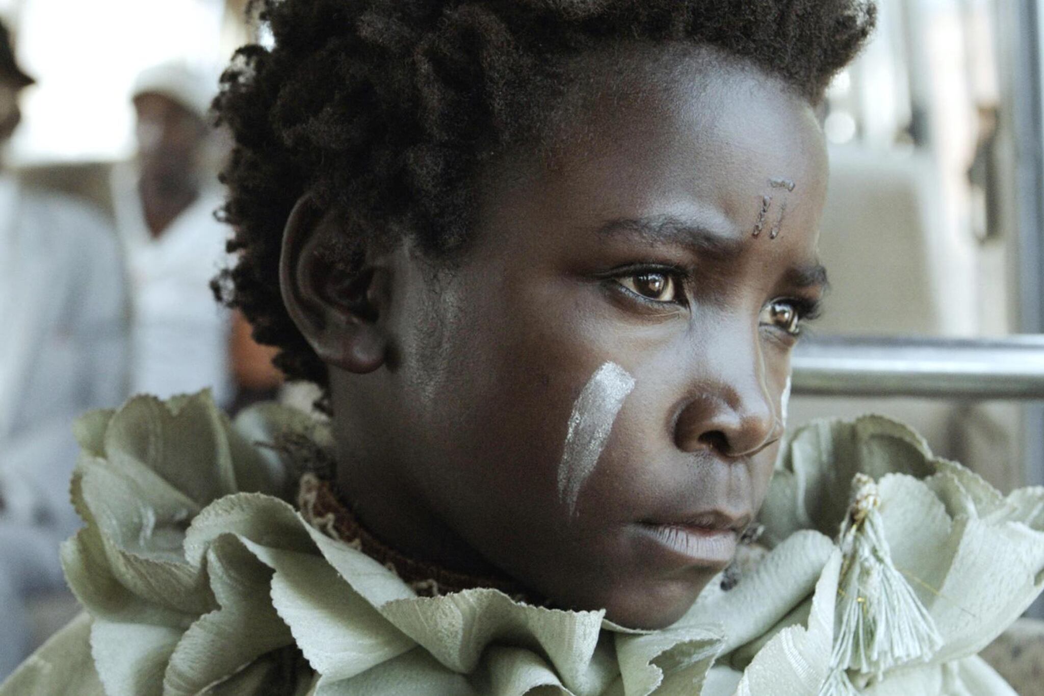 El rostro de la protagonista, Maggie Mulubwa, frecuentemente fotografiado en primeros planos, hace saber el malestar que no se anima a exteriorizar.