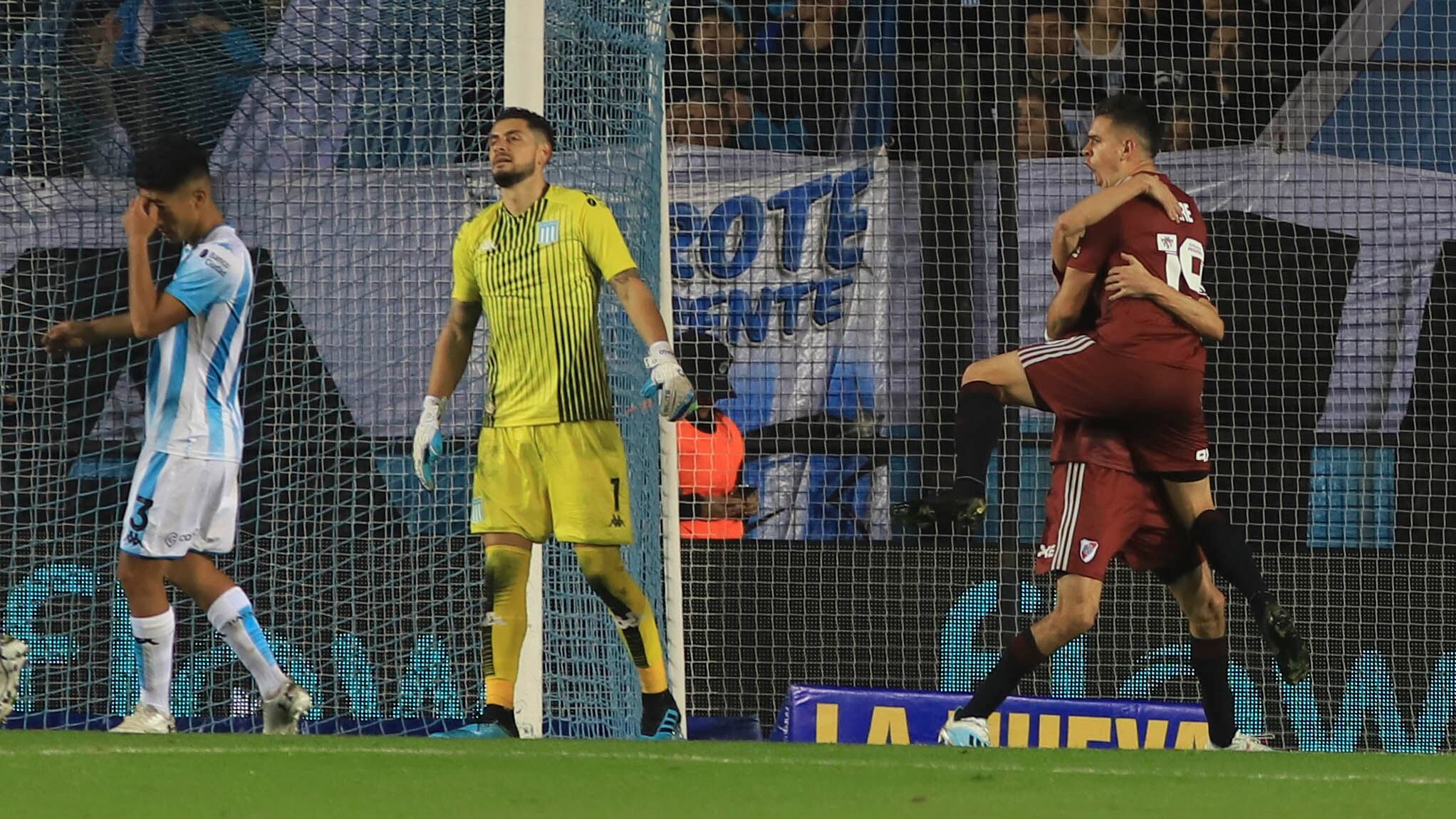 Borré y Suárez festejan el 3-1 parcial; Soto y Arias no entienden bien qué pasa.