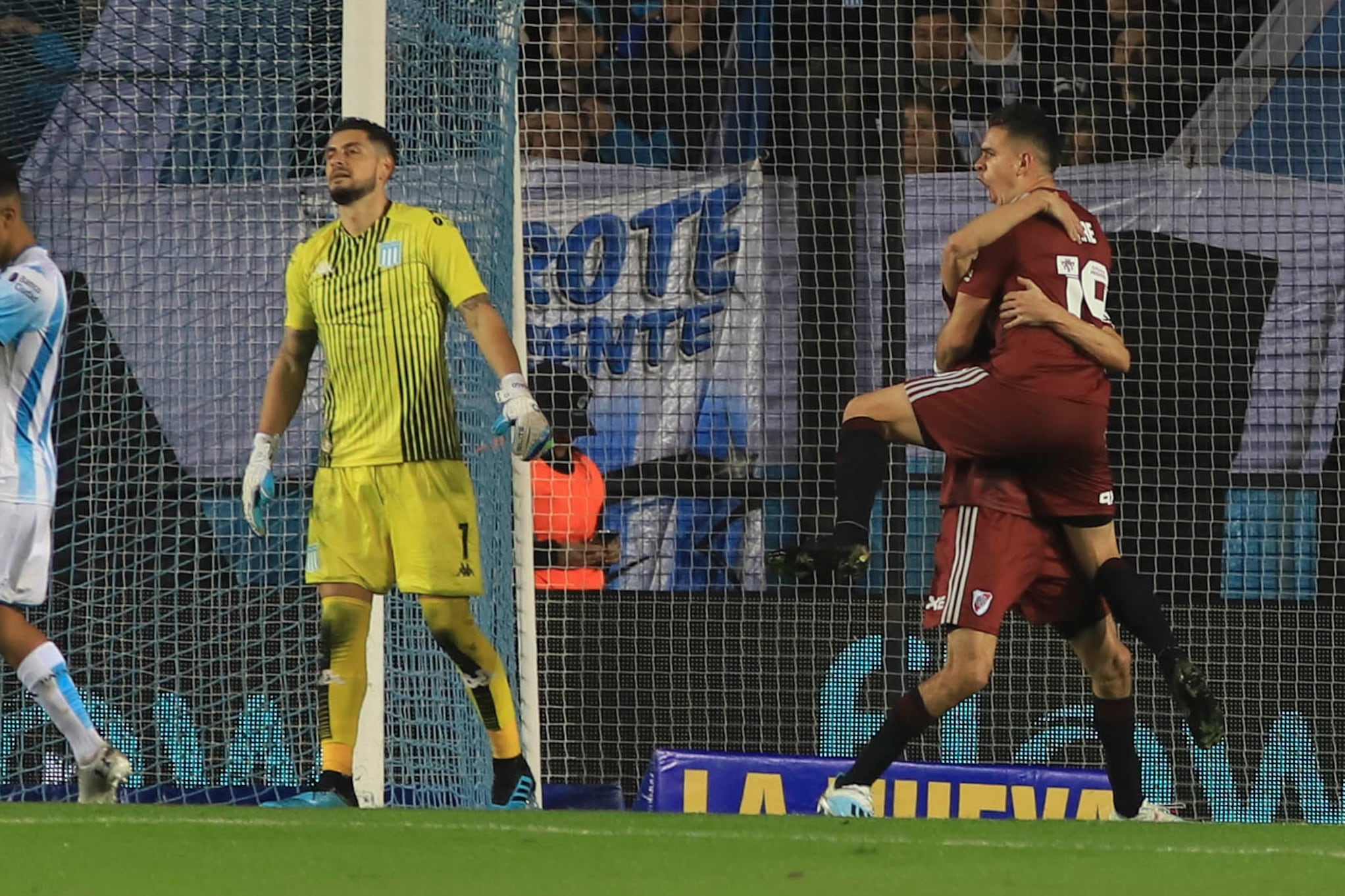 Borré y Suárez festejan el 3-1 parcial; Soto y Arias no entienden bien qué pasa.