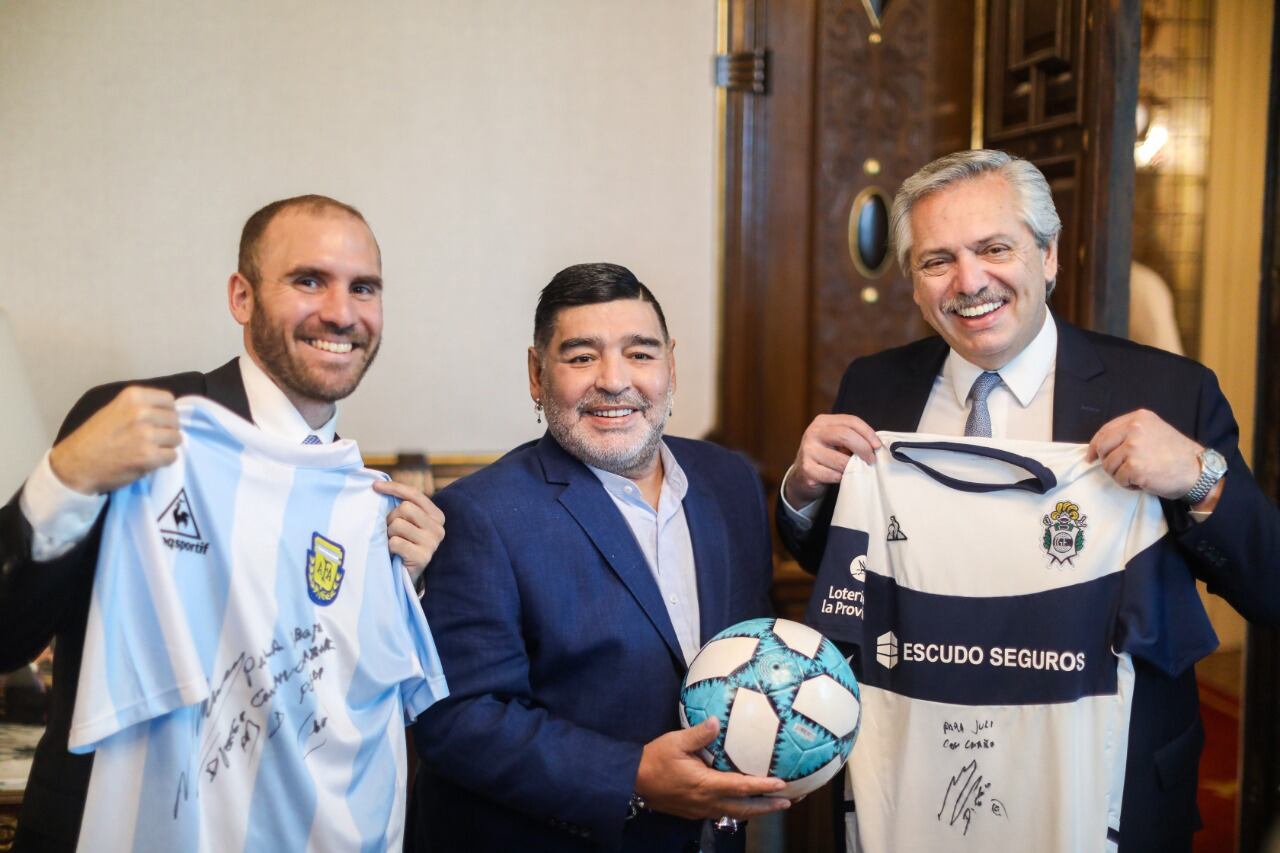 Diego Maradona, Alberto Fernández y Martín Guzmán, en la Rosada.