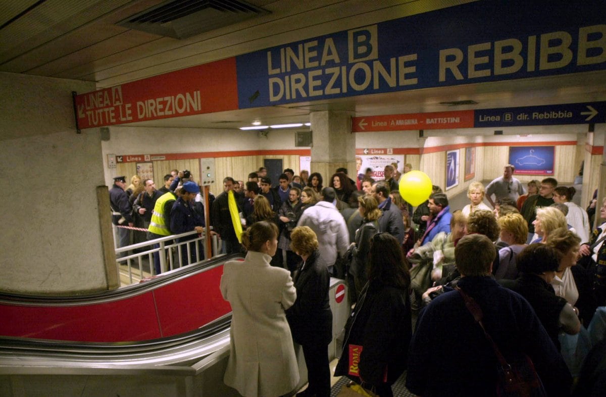Una de las estaciones de subte evacuadas en Roma.