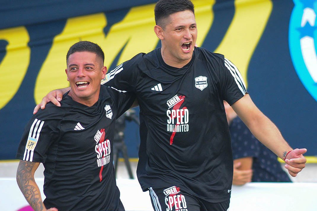 Nicolás Benegas (derecha) convirtió el penal de la polémica