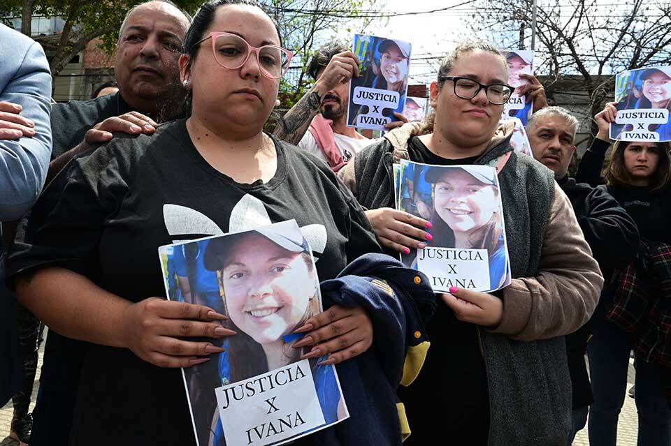 Familiares de Ivana ayer frente al Centro de Justicia Penal.