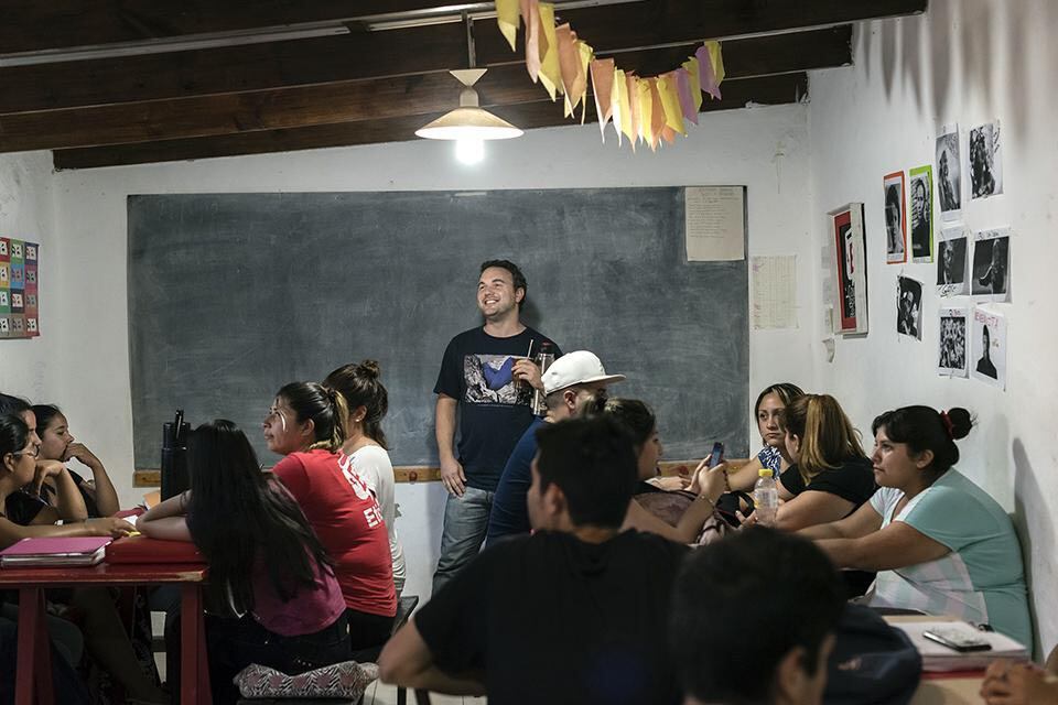 La escuela de gestión social permite a adultos terminar la secundaria.