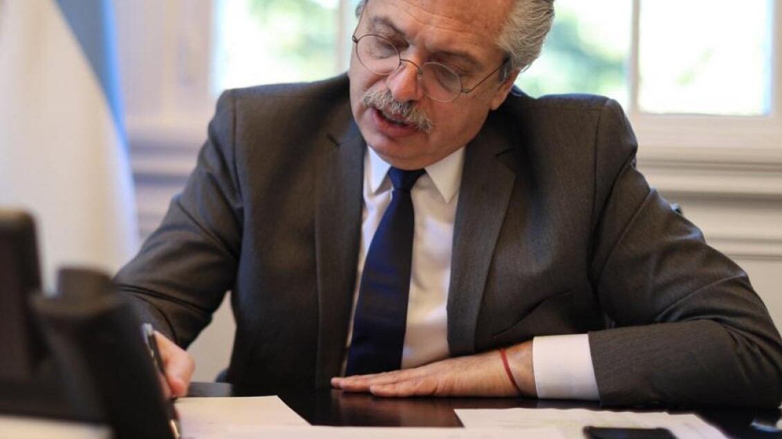Alberto Fernández firmó el decreto para que Ganancias se trate en Extraordinarias. 