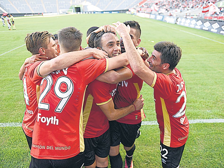 El rostro de Desábato apenas se descubre en el enjambre de futbolistas de Estudiantes sumados al festejo