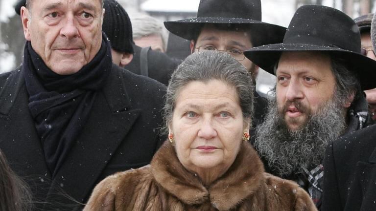 Simone Veil junto al presidente Jacques Chirac, en 2005, cuando el 60º aniversario de la liberación de Auschwitz.