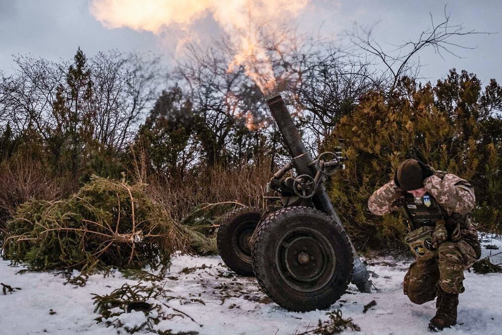 Un soldado ucraniano dispara un mortero en Bajmut.