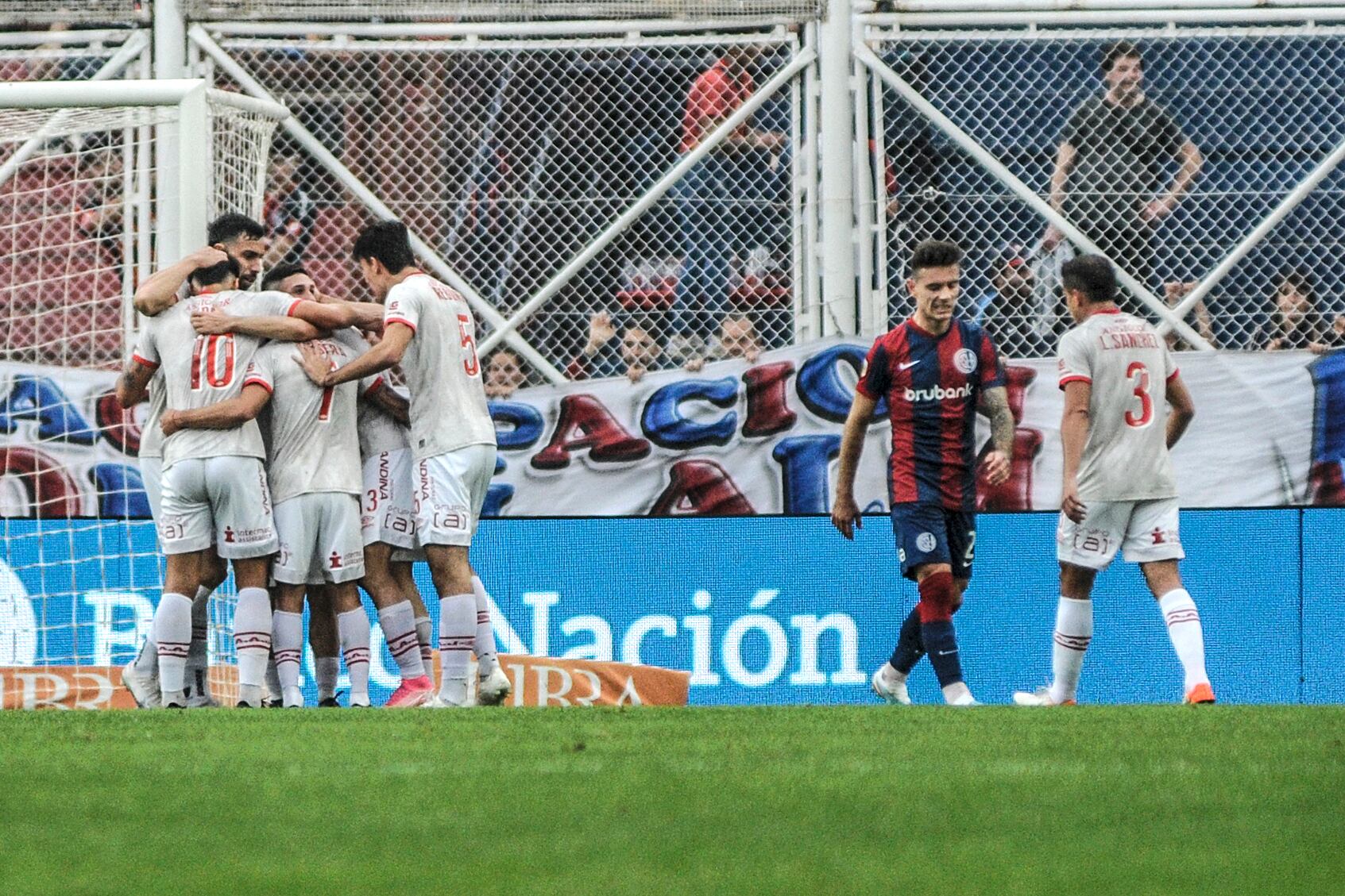Todo Argentinos festeja mientras Malcom Braida sufre por el lado del Ciclón