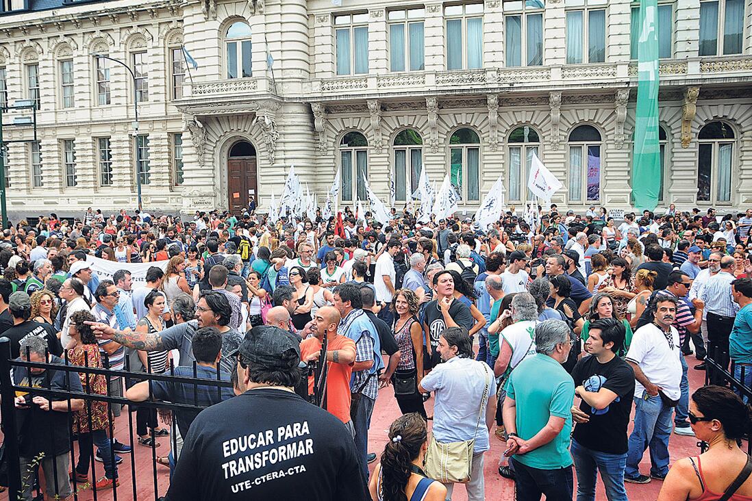Los gremios volverán a instalar hoy dos radios frente a la sede del ministerio.