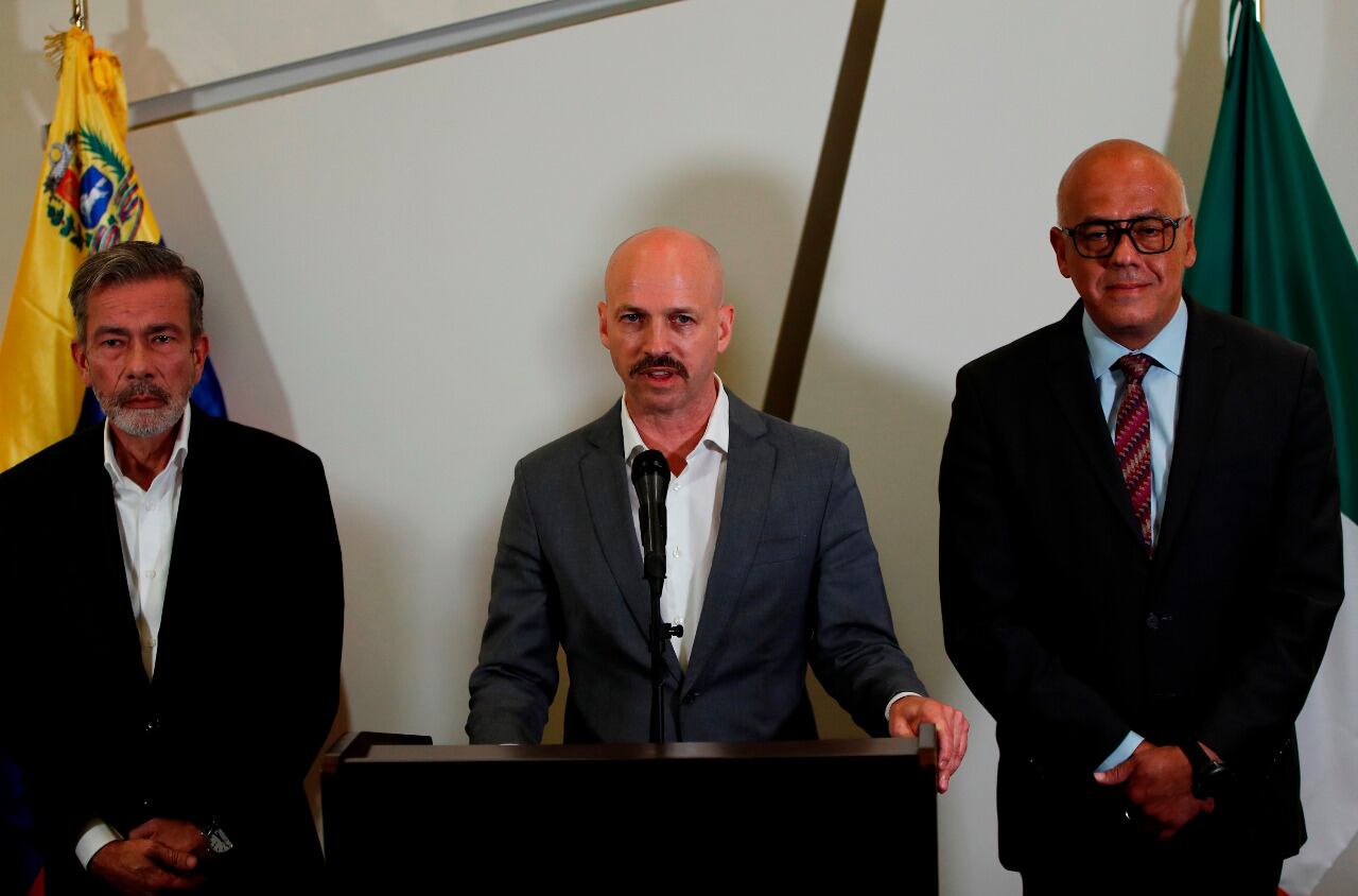 El representante de la oposición venezolana, Gerardo Blyde Pérez, el mediador noruego Dag Nylander y el presidente de la Asamblea de Venezuela, Jorge Rodríguez.