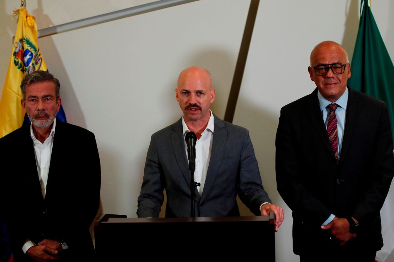 El representante de la oposición venezolana, Gerardo Blyde Pérez, el mediador noruego Dag Nylander y el presidente de la Asamblea de Venezuela, Jorge Rodríguez.