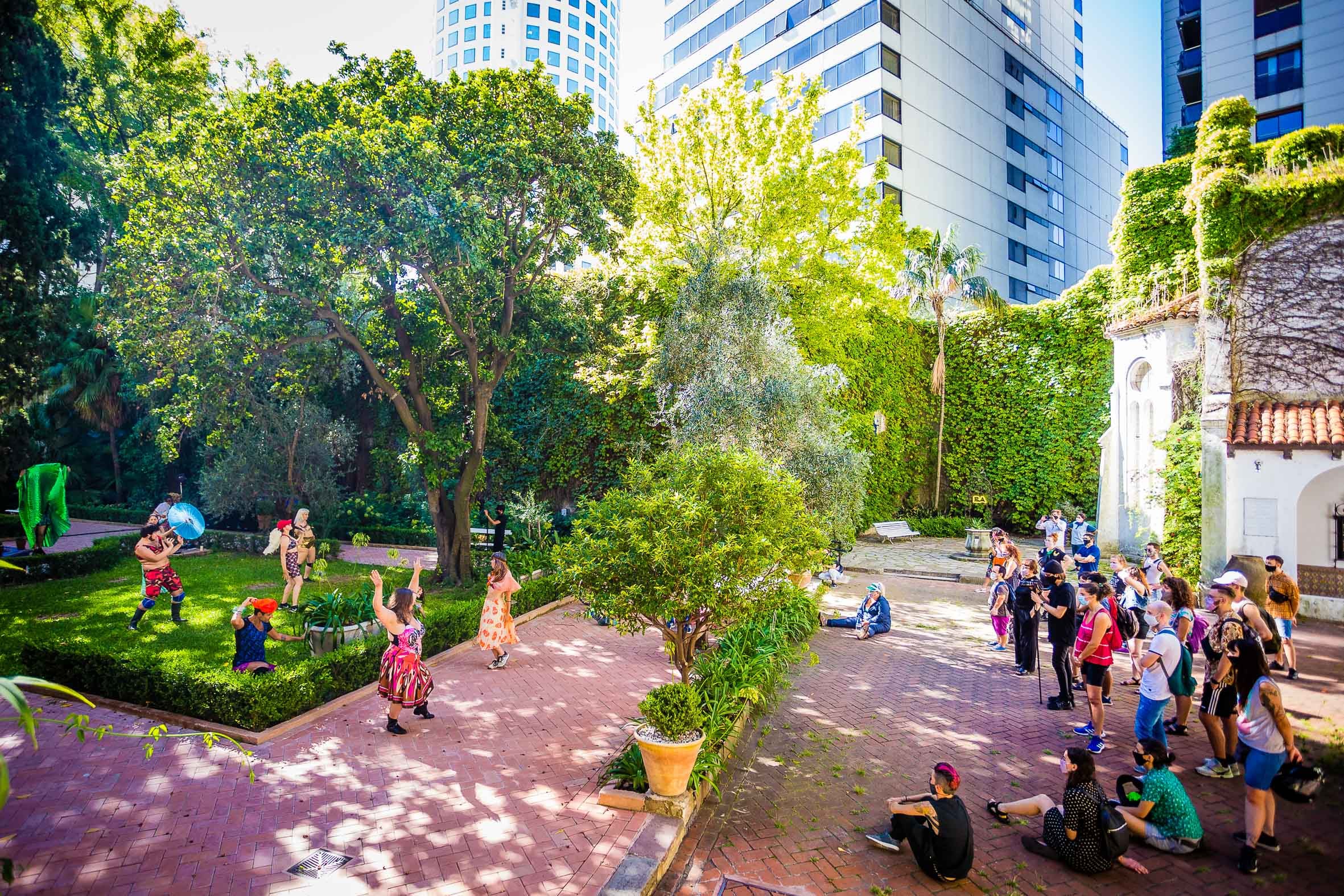 La obra "Aves del paraíso", en el jardín del Museo Fernández Blanco.