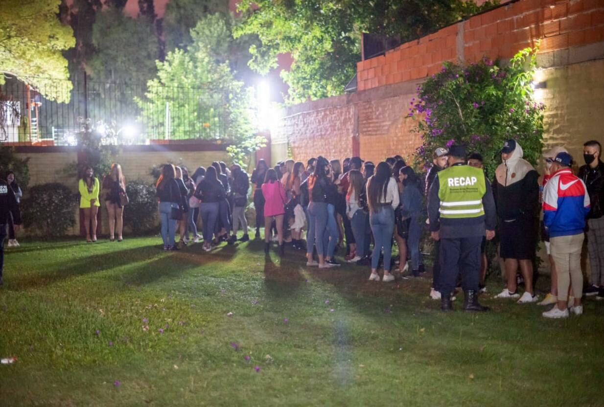 Esta madrugada comenzaron a regir las nuevas restricciones nocturnas para frenar el avance del coronavirus en la provincia de Buenos Aires.