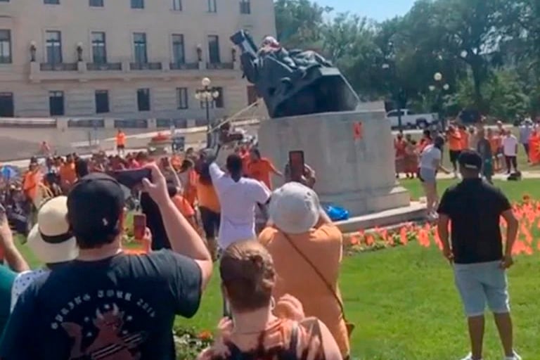 Momento del derribo de la estatua de Victoria. 