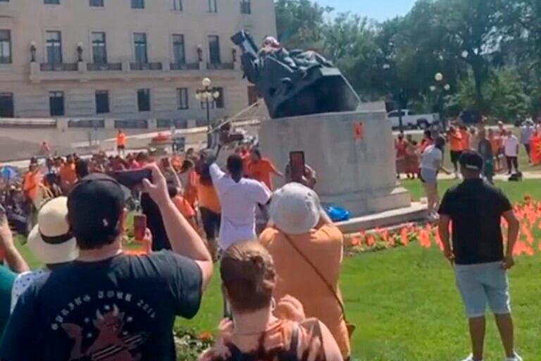 Momento del derribo de la estatua de Victoria.