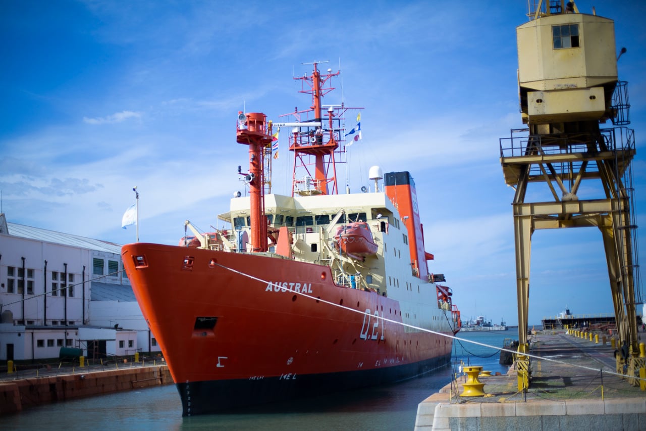 El Austral, uno de los buques que quedaron abandonados por el macrismo.