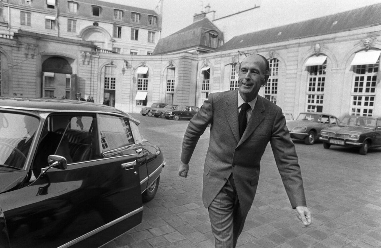 Esta foto de archivo tomada el 8 de abril de 1974 muestra al entonces candidato presidencial Valery Giscard d'Estaing saliendo del Hotel Matignon donde acaba de anunciar su renuncia como ministro de Finanzas durante la campaña electoral. 