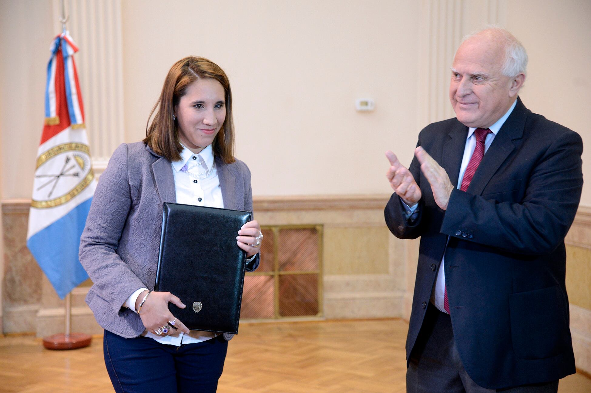 El gobernador Lifschitz encabezó el inédito acto de reconocimiento para esta joven.