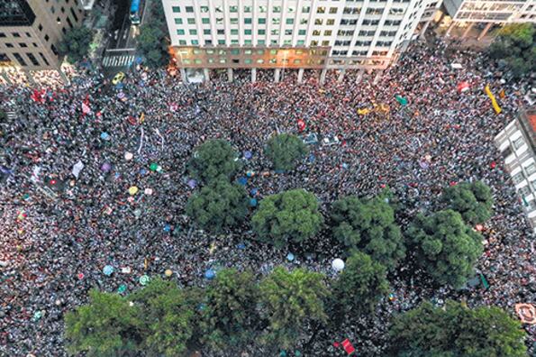 En Río, la manifestación contra los recortes en Educación fue multitudinaria.