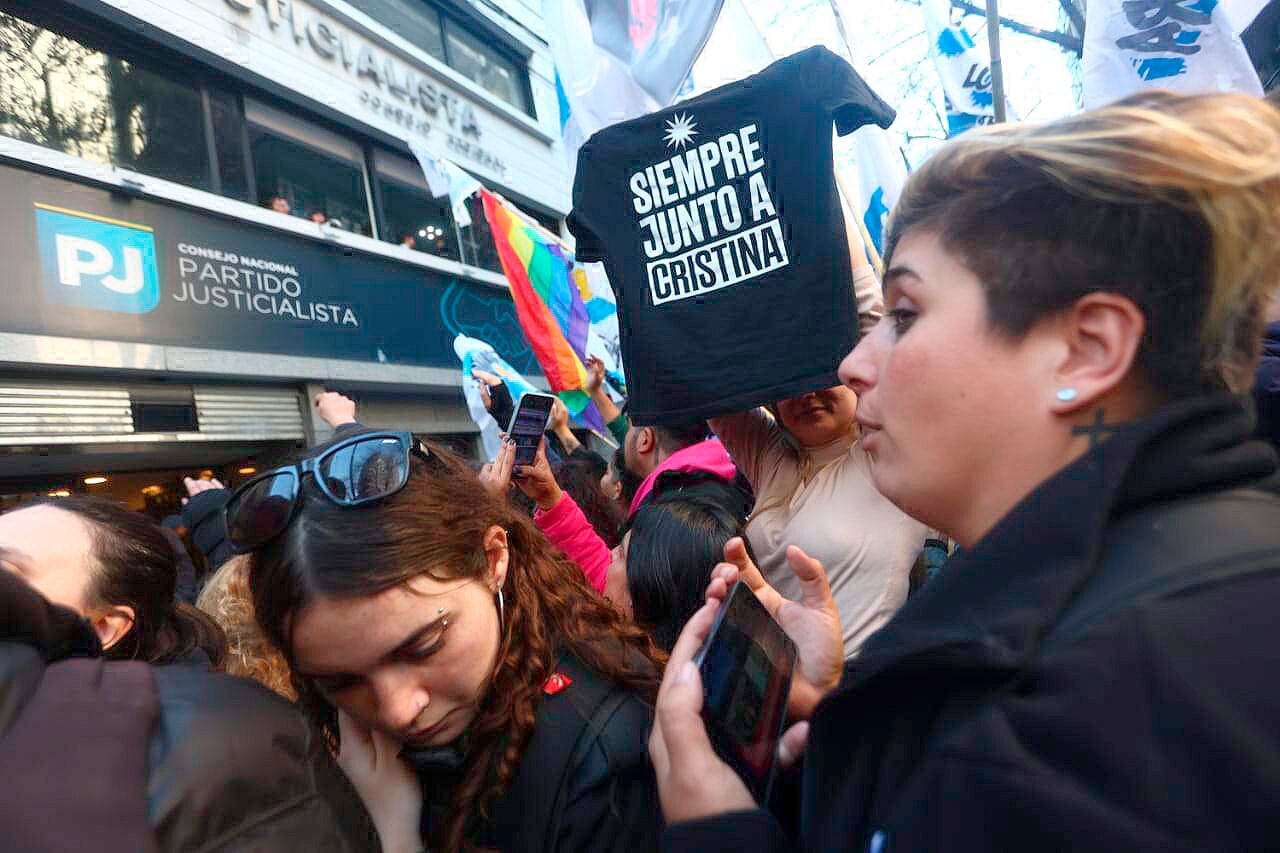 Una multitud se juntó frente al PJ para respaldar a Cristina Kirchner
