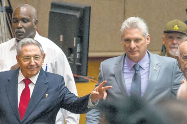 Raúl Castro y Díaz Canel llegan a la sesión de la Asamblea Nacional.