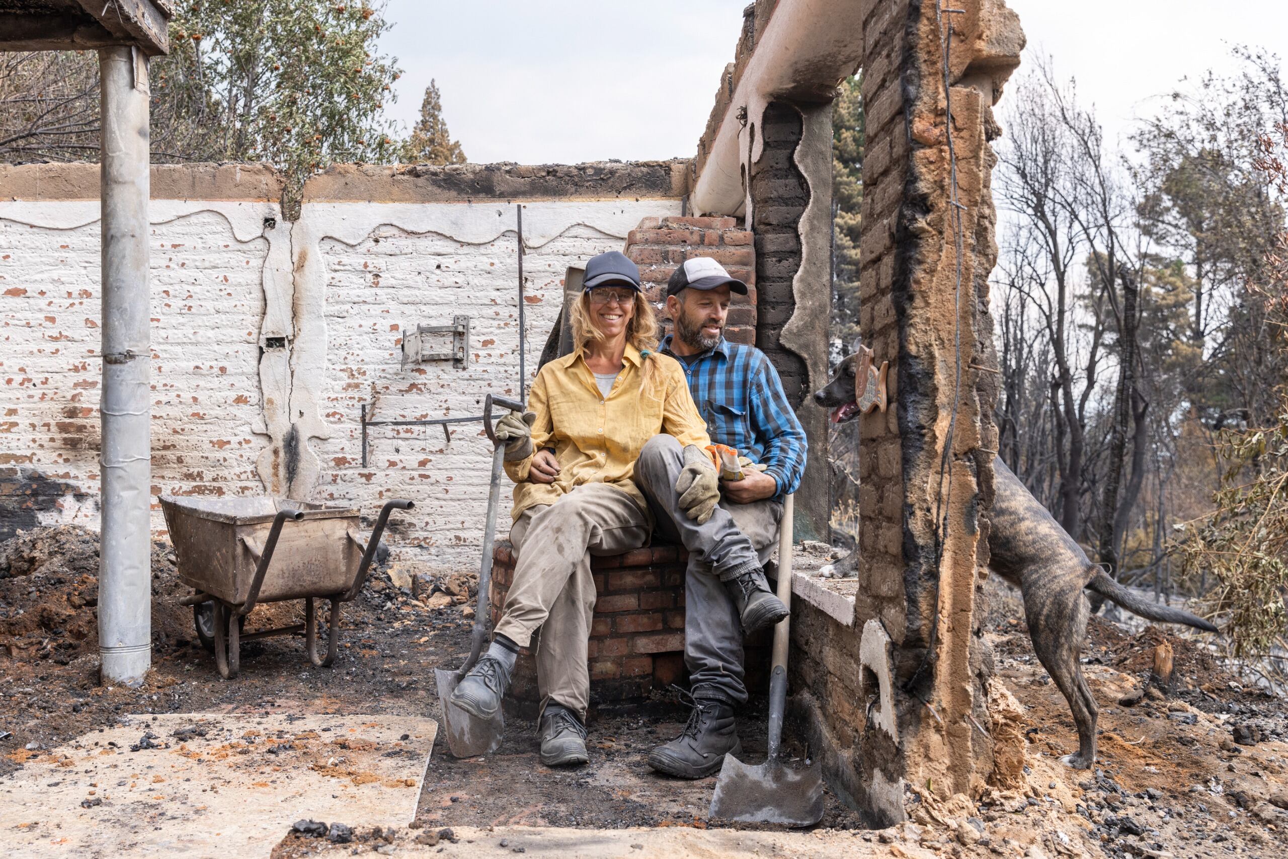 Carolina y su compañero. La casa que construyeron durante 12 años ya es escombros. 