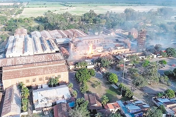 El fuego se desató el miércoles a la tarde, en unos tanques de la destilería.
