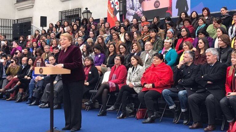 Bachelet, en el acto en el que promulgó la ley del aborto no punible.