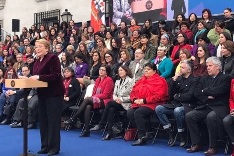 Bachelet, en el acto en el que promulgó la ley del aborto no punible.