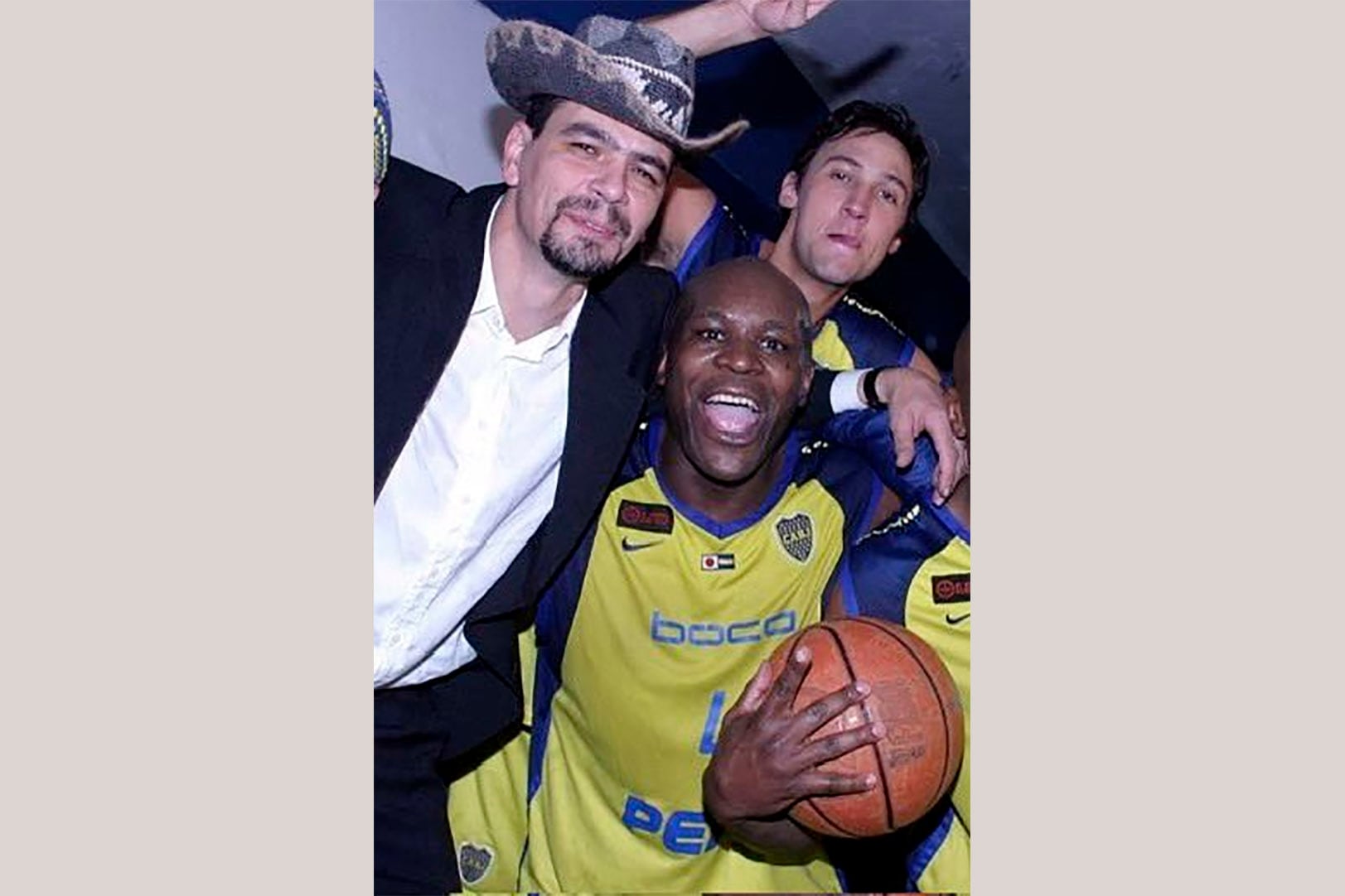 Dwayne McCray y Sergio Hernández, festejando su tercer título juntos.