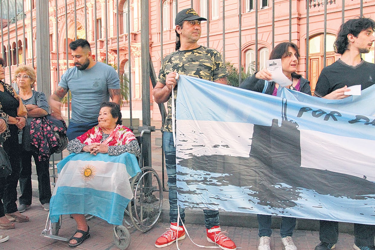 Los familiares colgaron una bandera en las vallas, aunque la policía quiso impedirlo.