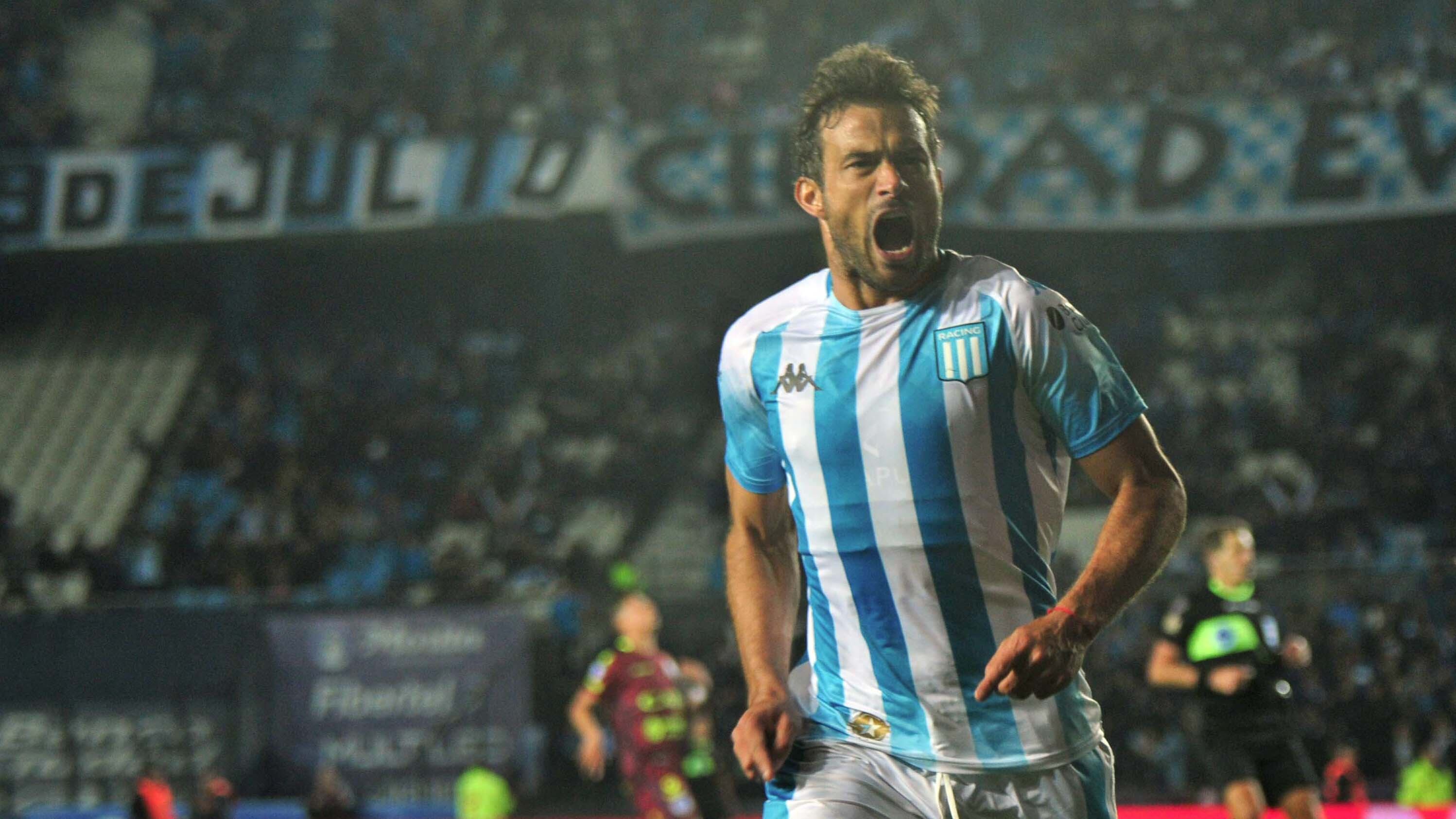 Cvitanich festeja su gol, el 1-0 parcial.